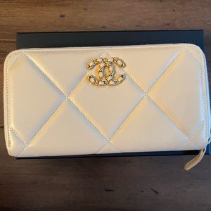 Chanel 22S long wallet beige